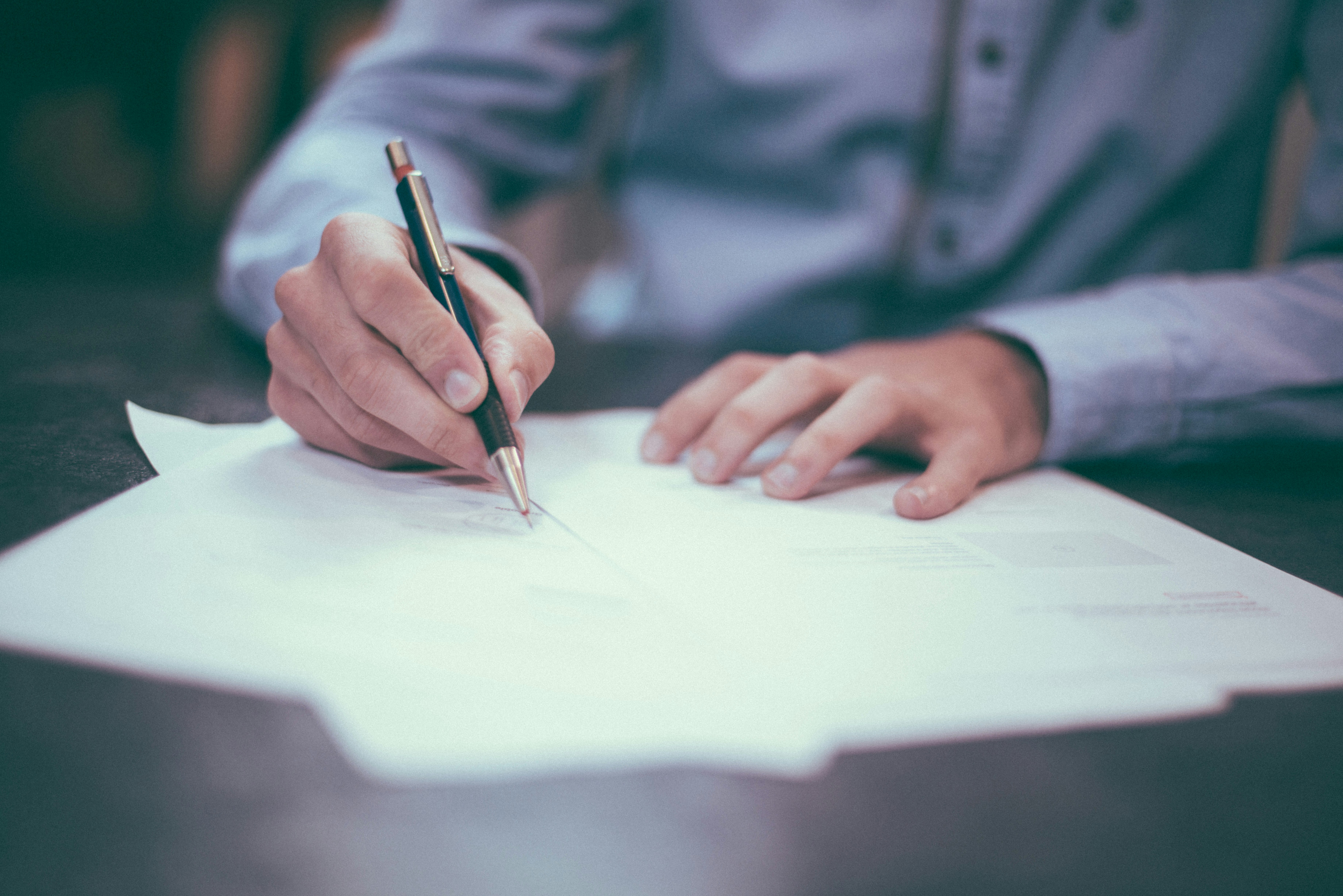 Expert comptable professionnel aidant une entreprise genevoise